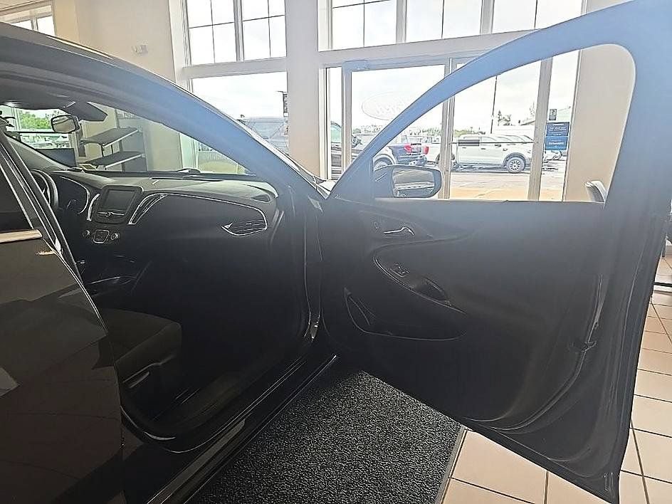 Used 2017 Chevrolet Malibu LT FWD image 32