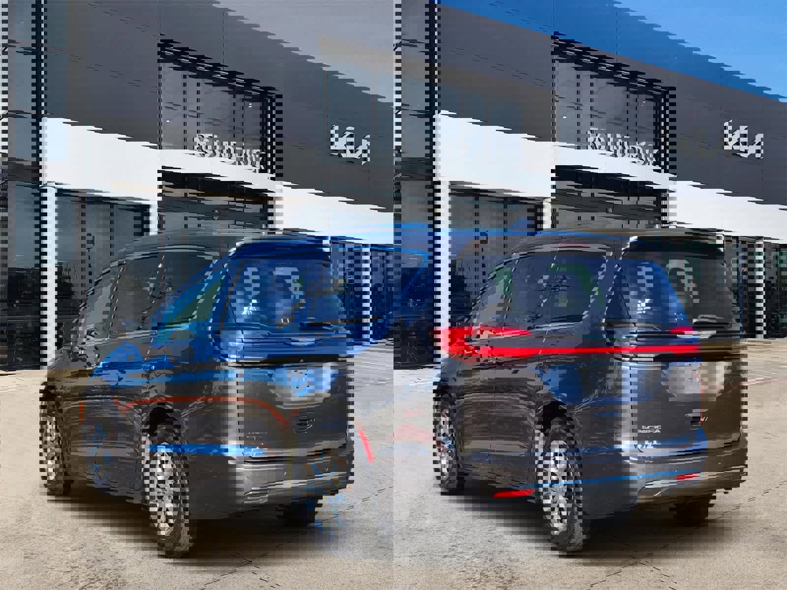 Used 2021 Chrysler Pacifica Touring-L image 6