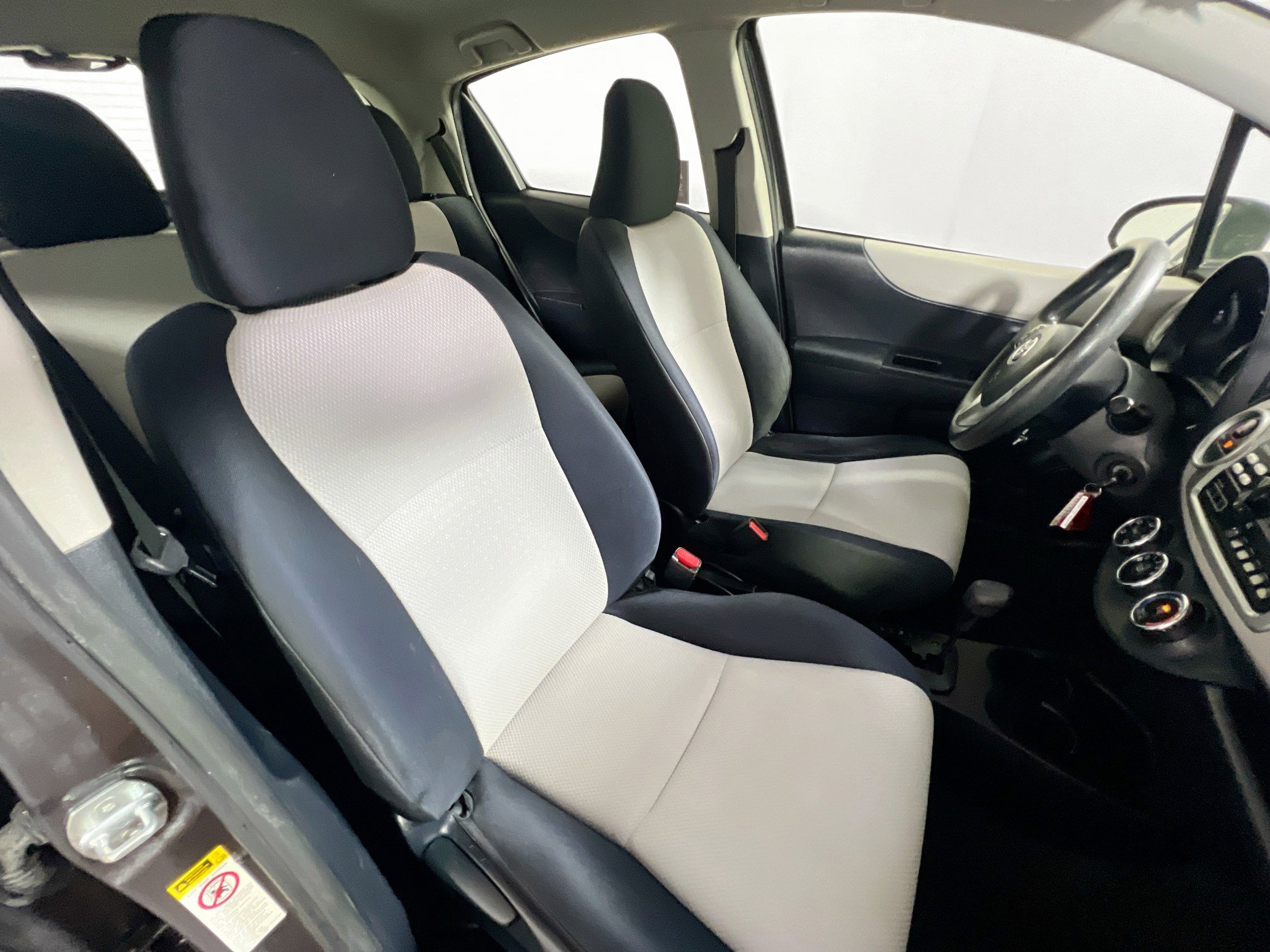 Used 2013 Toyota Yaris LE FWD image 30