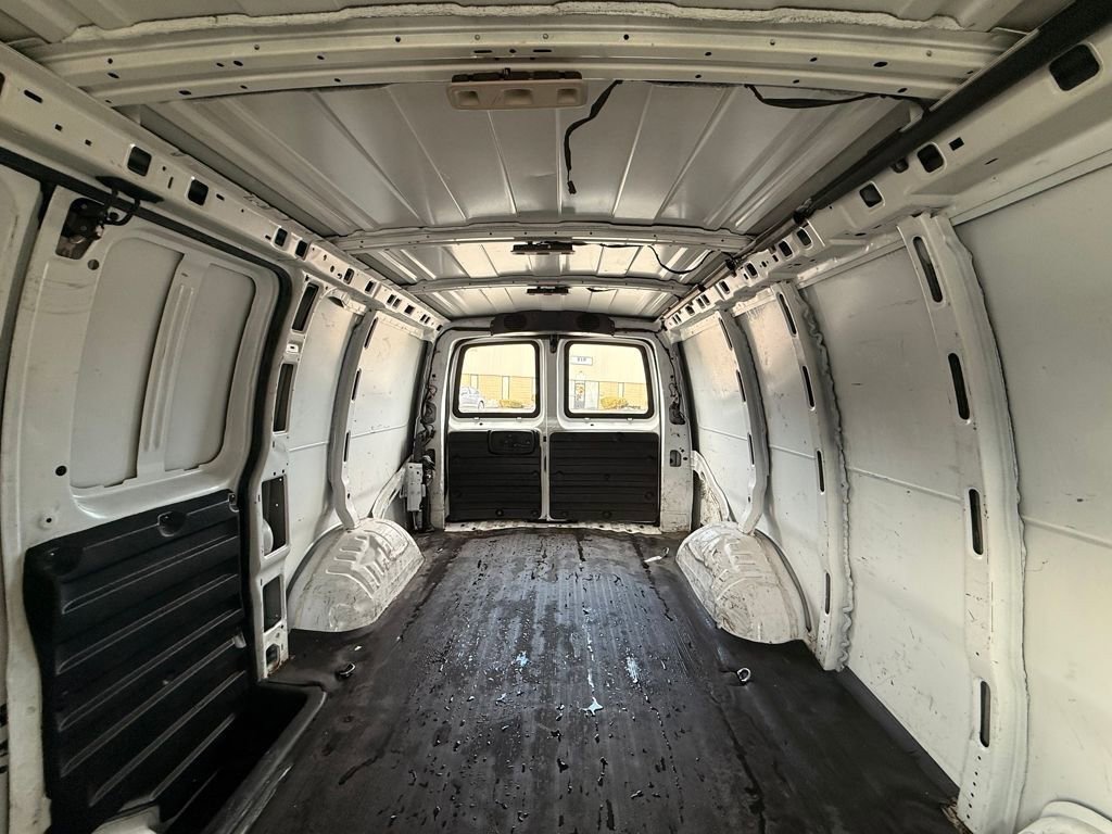 Used 2018 Chevrolet Express 3500 w/ Driver Convenience Package image 32