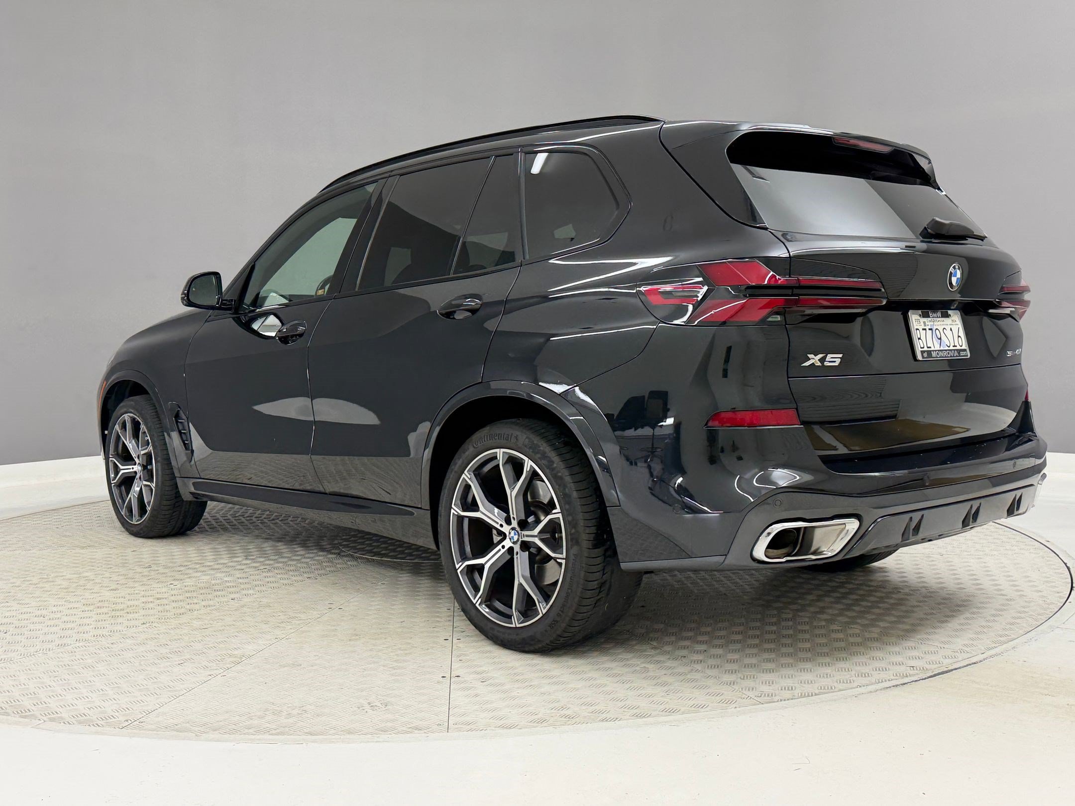 Certified 2024 BMW X5 sDrive40i w/ M Sport Package RWD image 3