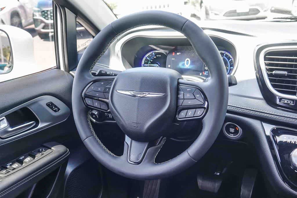 Used 2022 Chrysler Pacifica Touring-L w/ Uconnect Theater Family Group FWD image 14