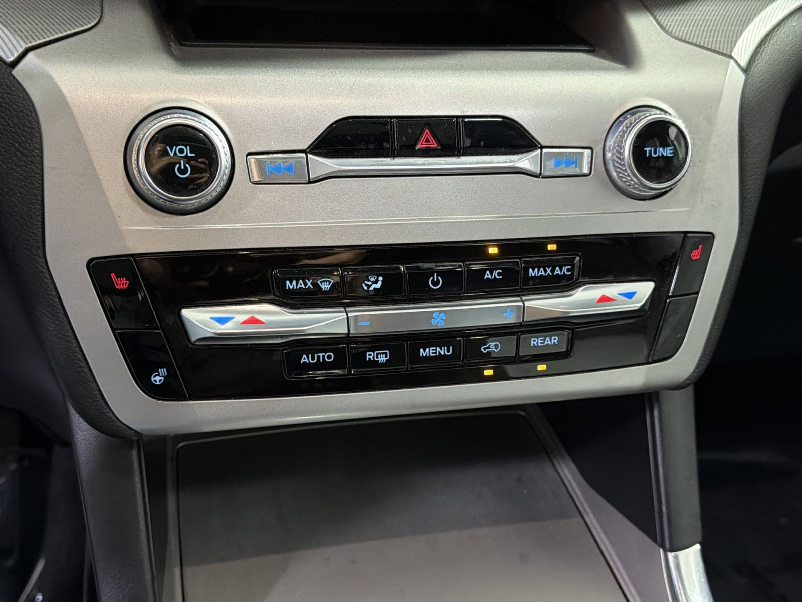 Used 2022 Ford Explorer XLT w/ Equipment Group 202A AWD/4WD image 24