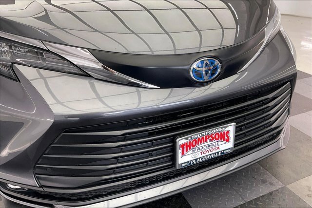 Used 2025 Toyota Sienna XLE image 31