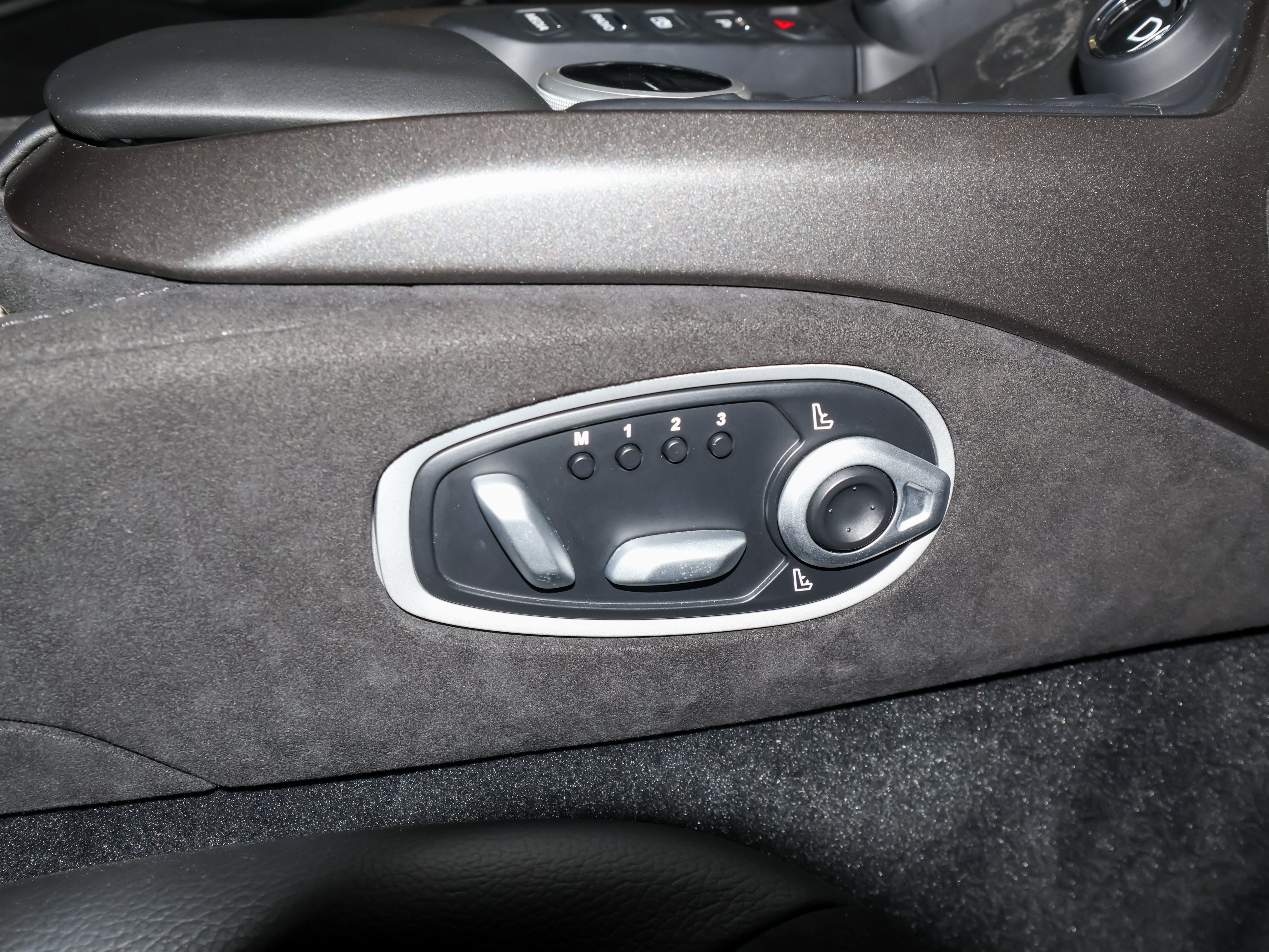 Used 2021 Aston Martin V8 Vantage Coupe RWD image 39