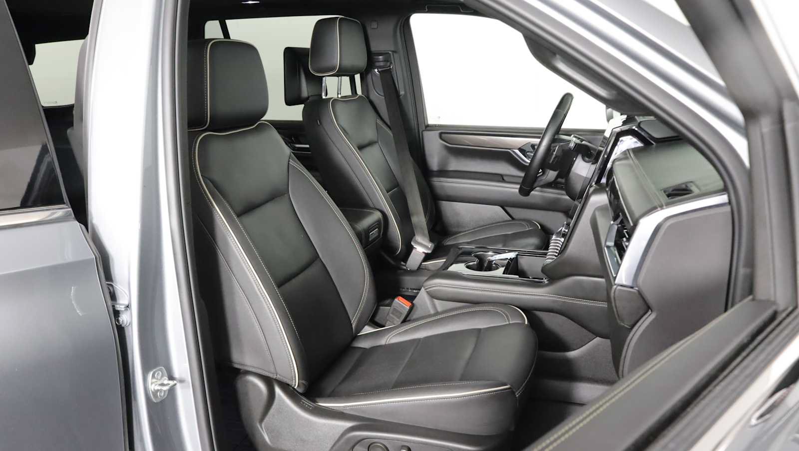 Used 2025 GMC Yukon Elevation w/ Elevation Premium Package AWD/4WD image 10