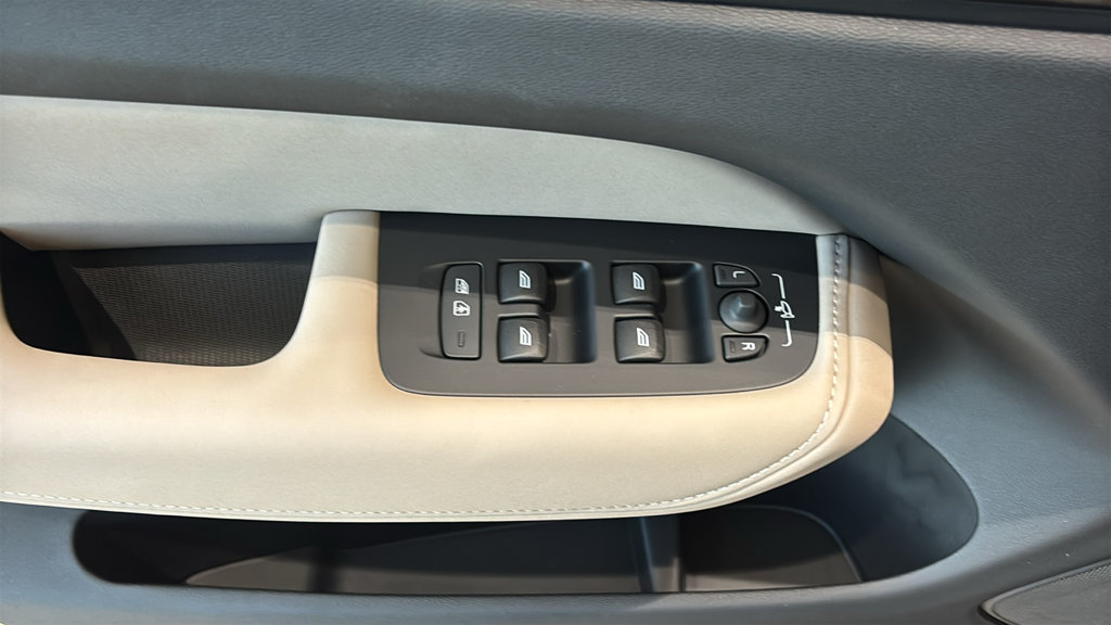 New 2027 Volvo XC60 B5 Plus AWD/4WD image 13