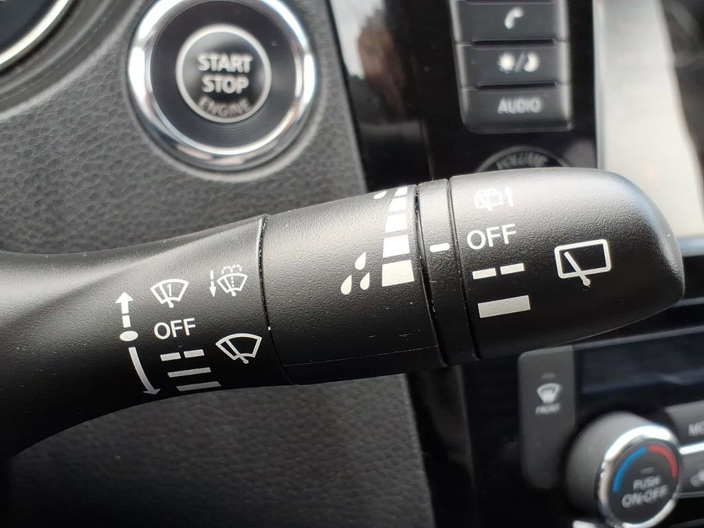 Used 2018 Nissan Rogue SV AWD/4WD image 24