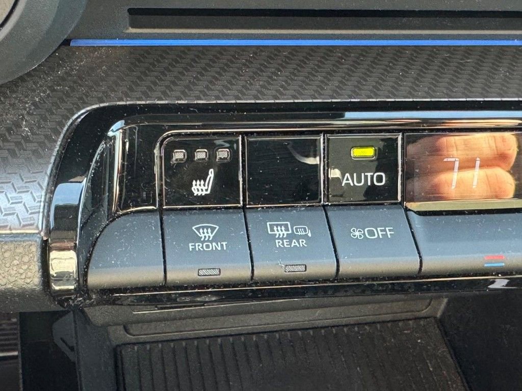 Used 2025 Toyota Prius XLE image 21