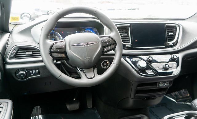 Used 2023 Chrysler Pacifica Touring-L w/ S Appearance Package image 15