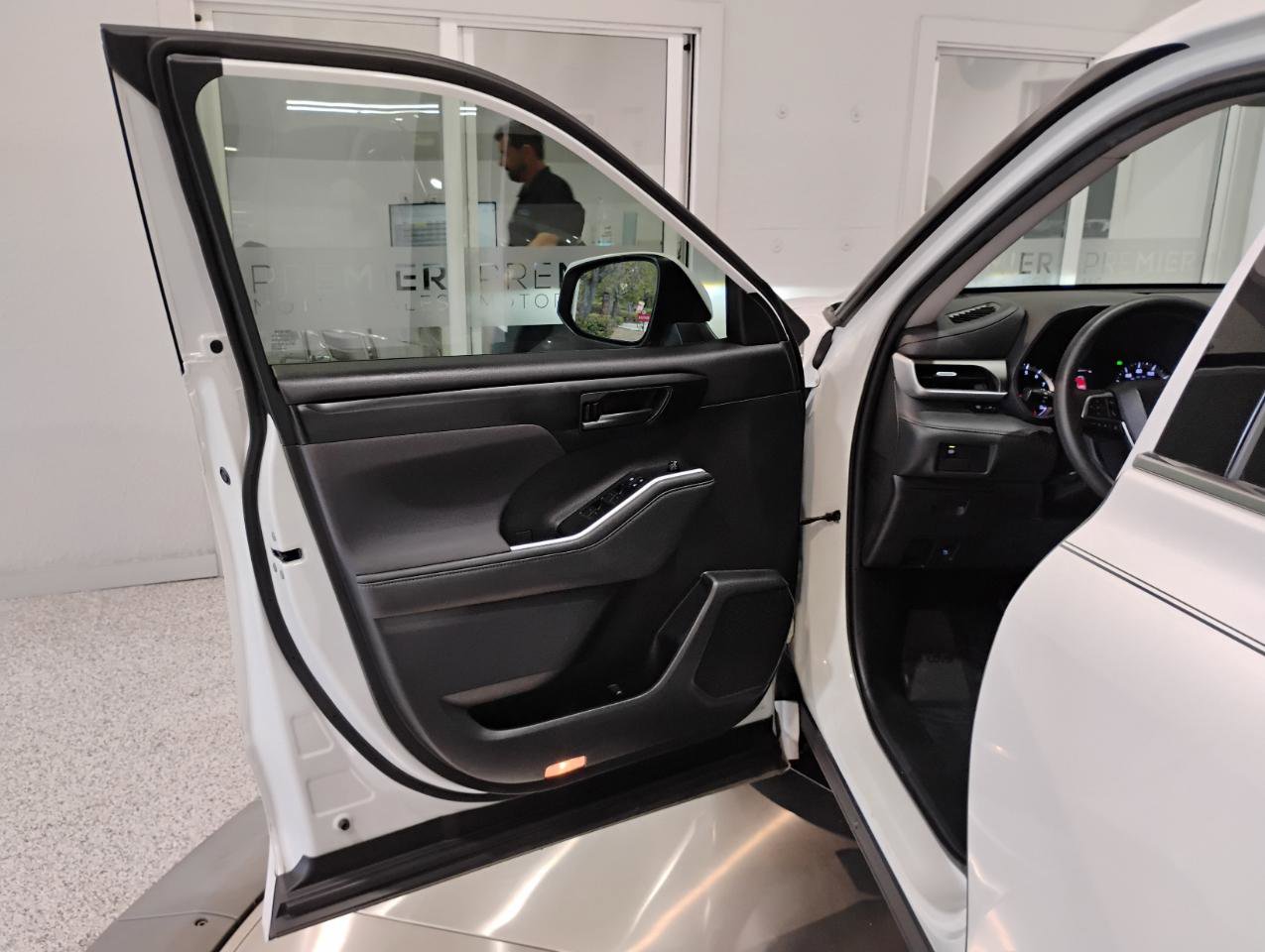 Used 2021 Toyota Highlander L image 7