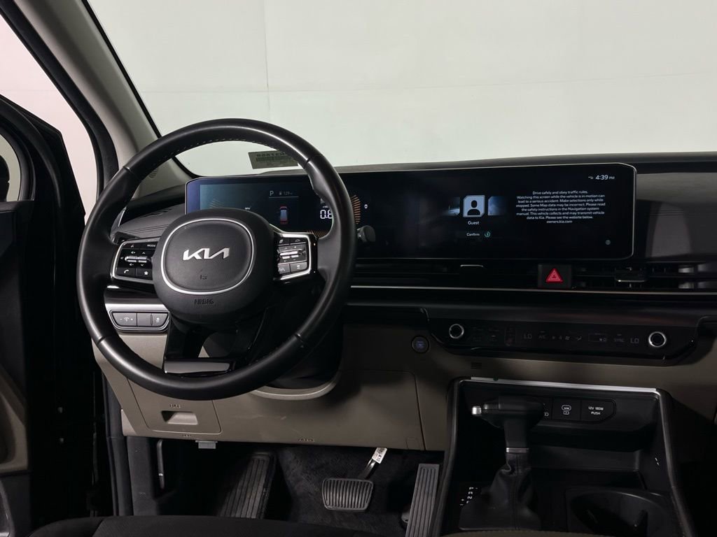Used 2025 Kia Carnival image 11