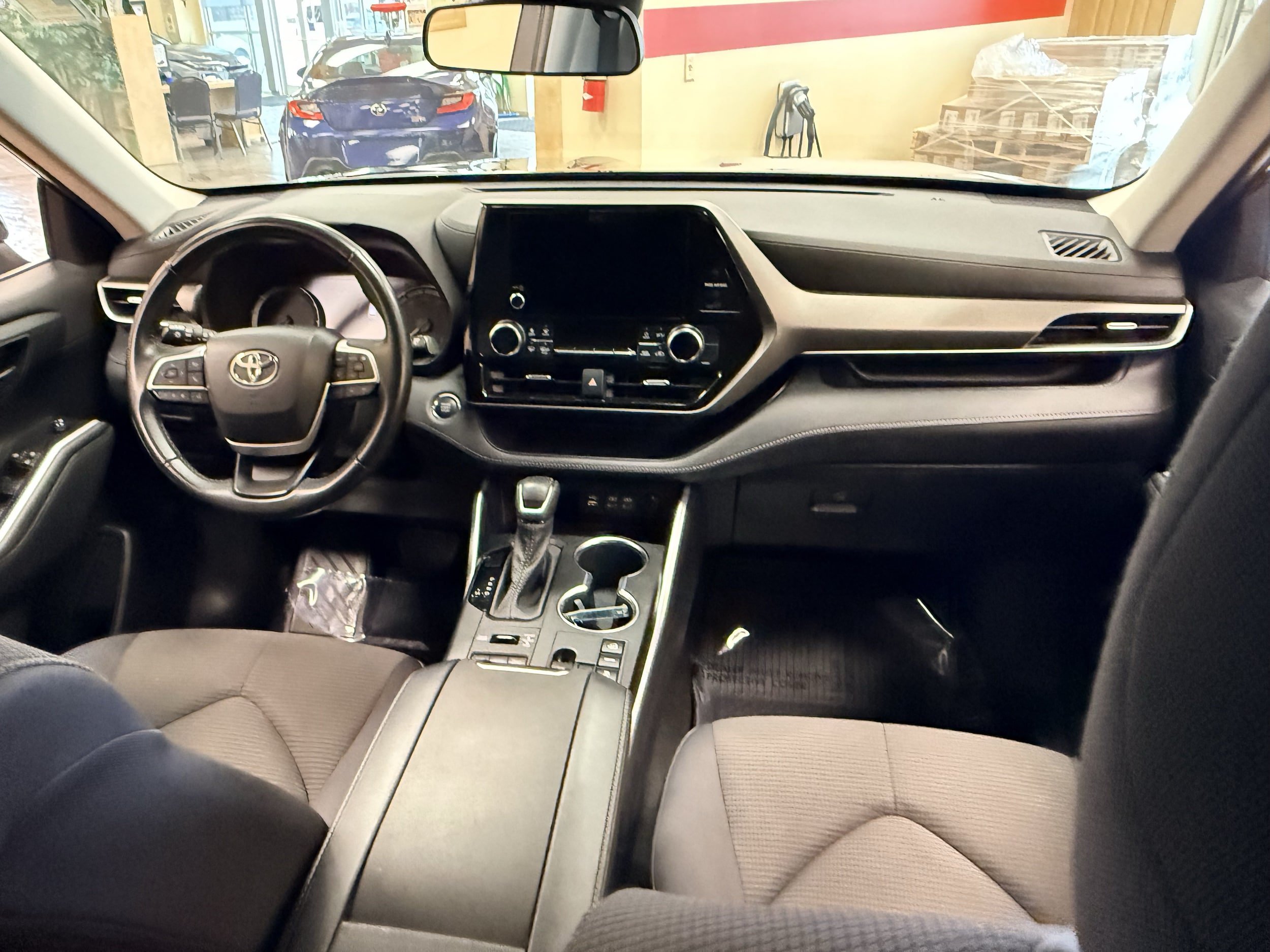 Used 2023 Toyota Highlander LE AWD/4WD image 22