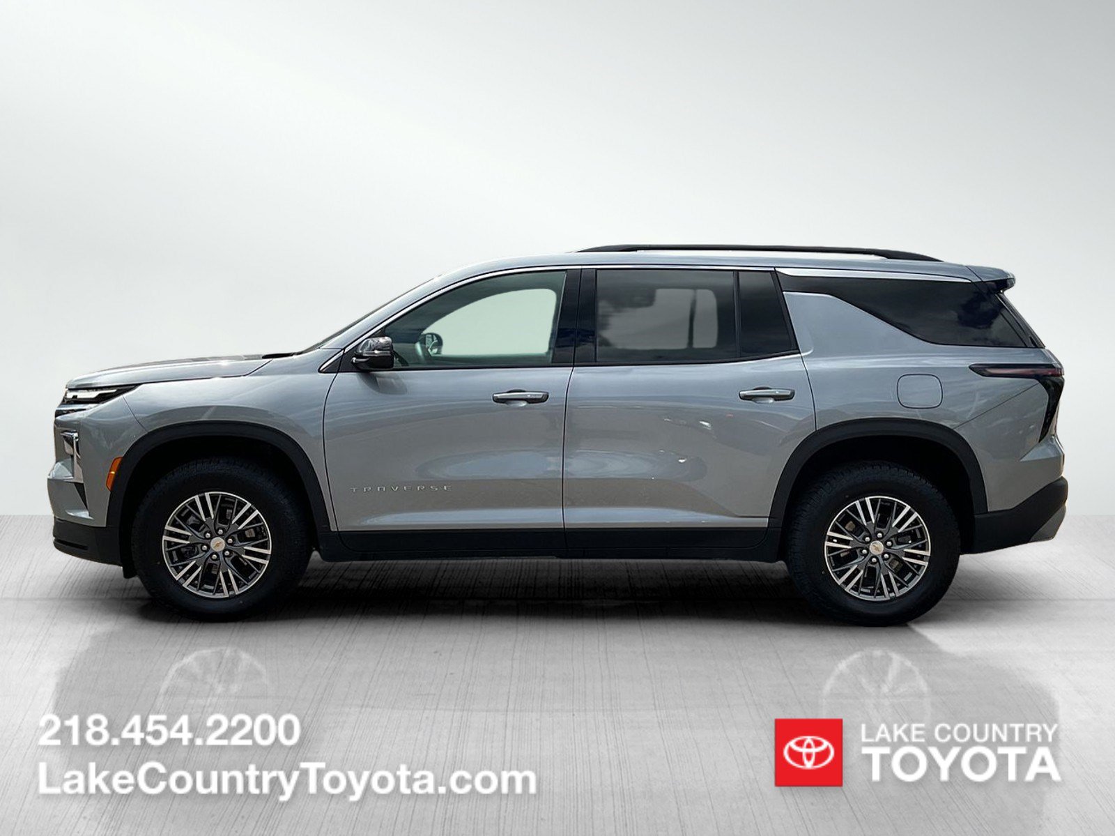 Used 2026 Chevrolet Traverse LT AWD/4WD image 2