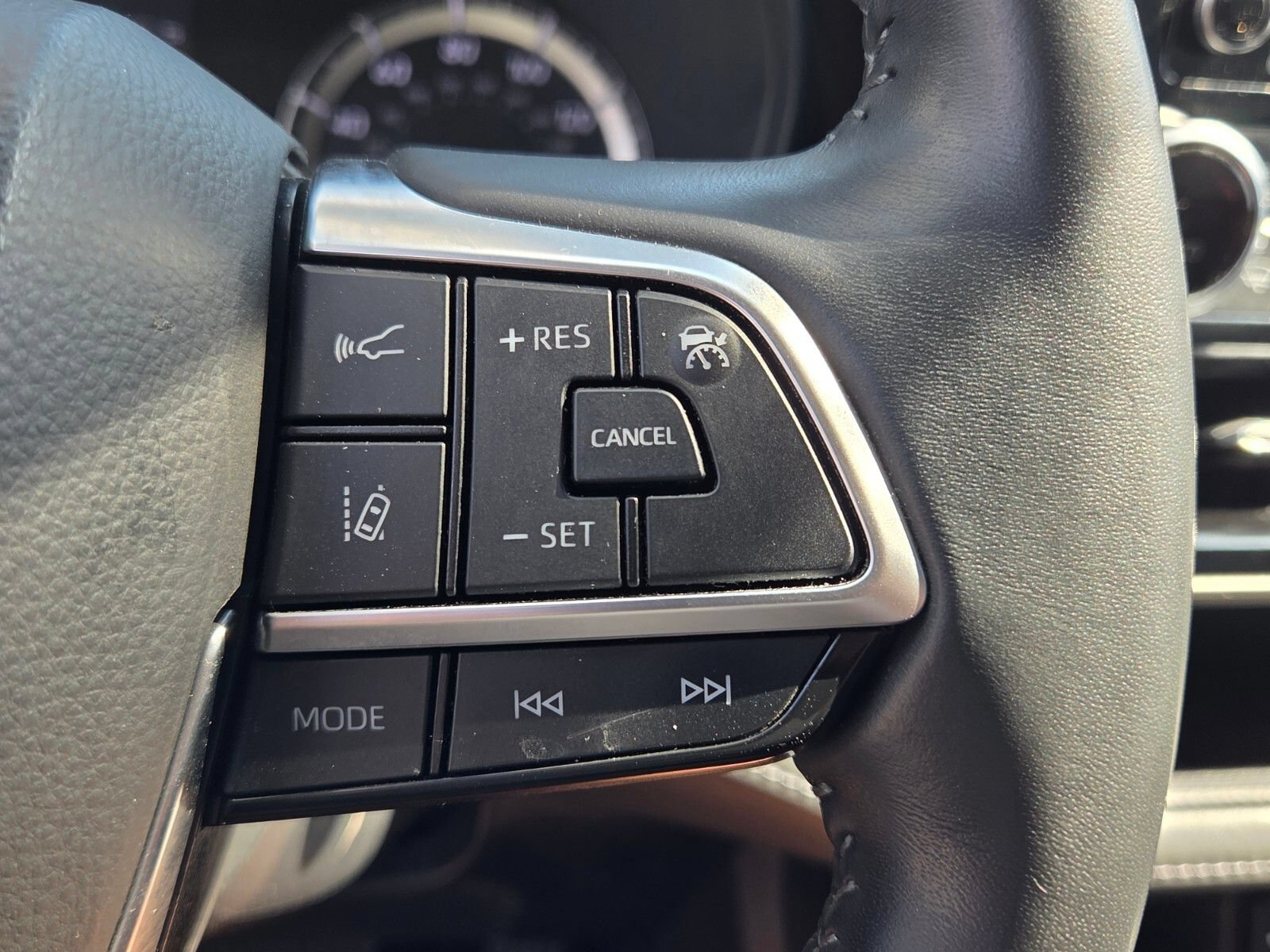 Used 2021 Toyota Highlander LE AWD/4WD image 28