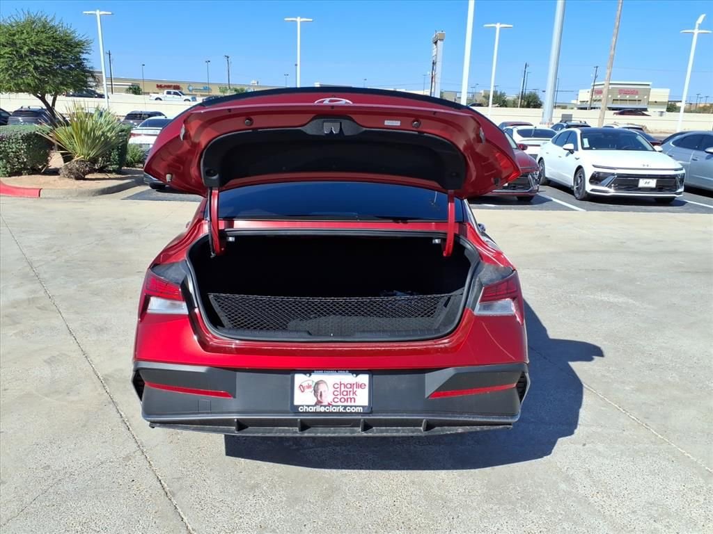 Used 2025 Hyundai Elantra SEL image 20