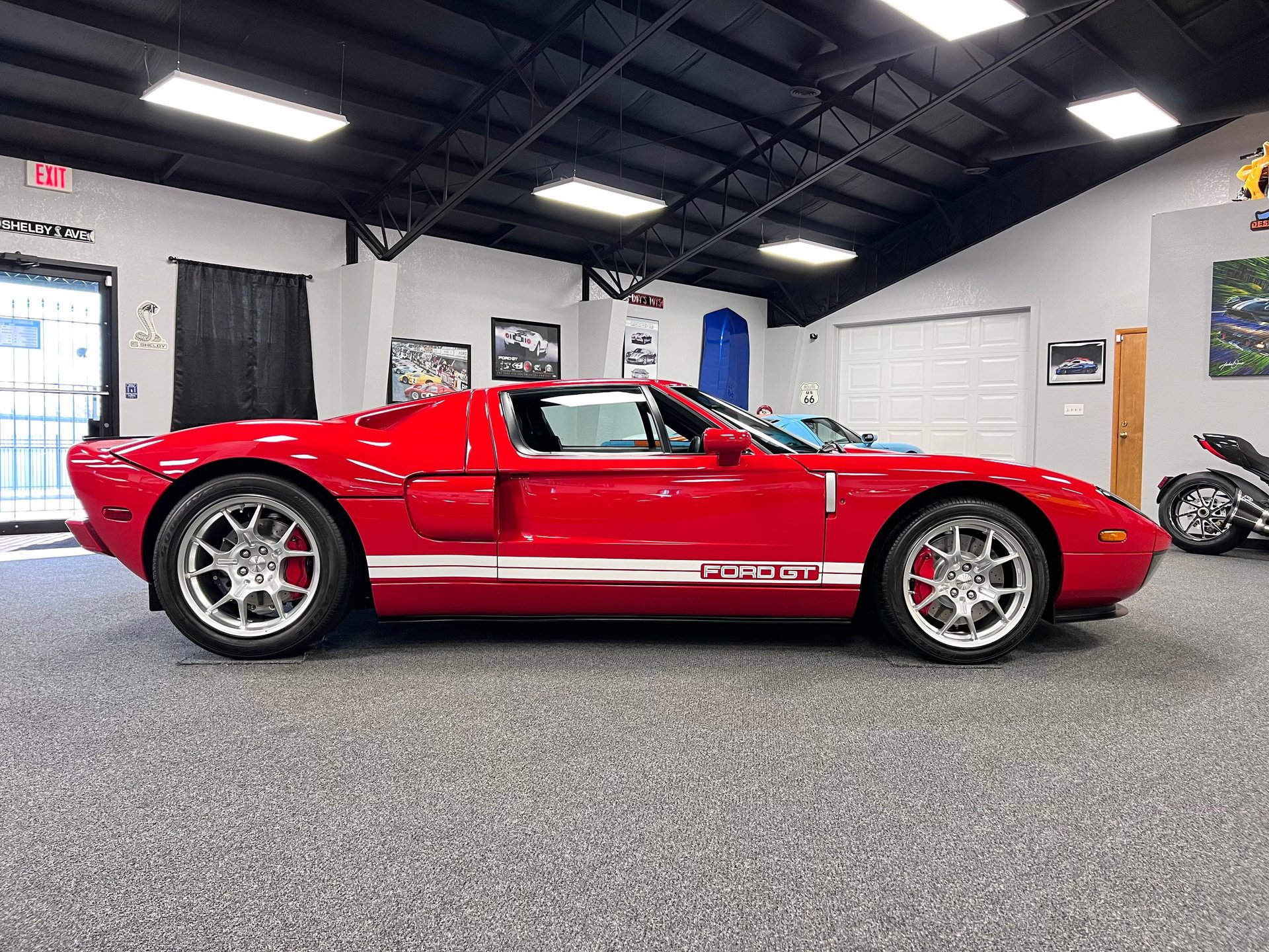 Used 2005 Ford GT RWD image 4
