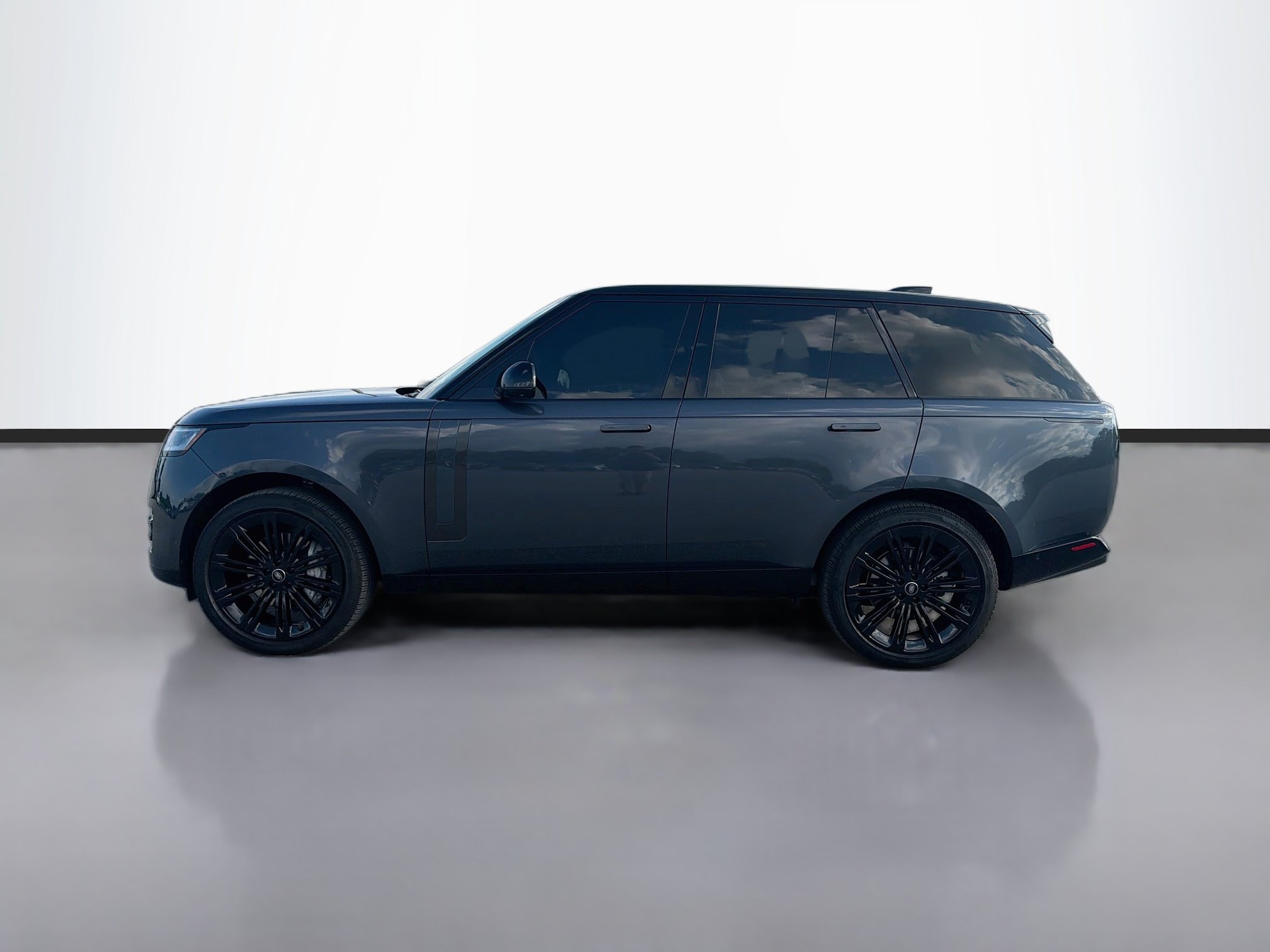 Used 2025 Land Rover Range Rover SE AWD/4WD image 2