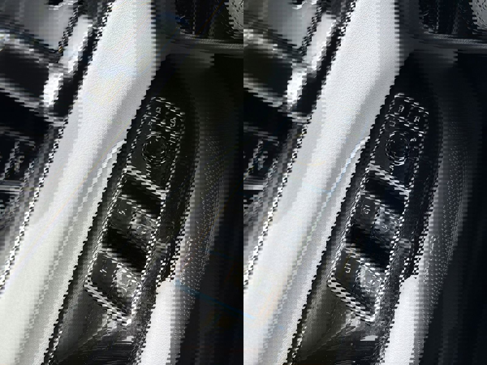 Used 2024 Cadillac Lyriq Luxury image 15