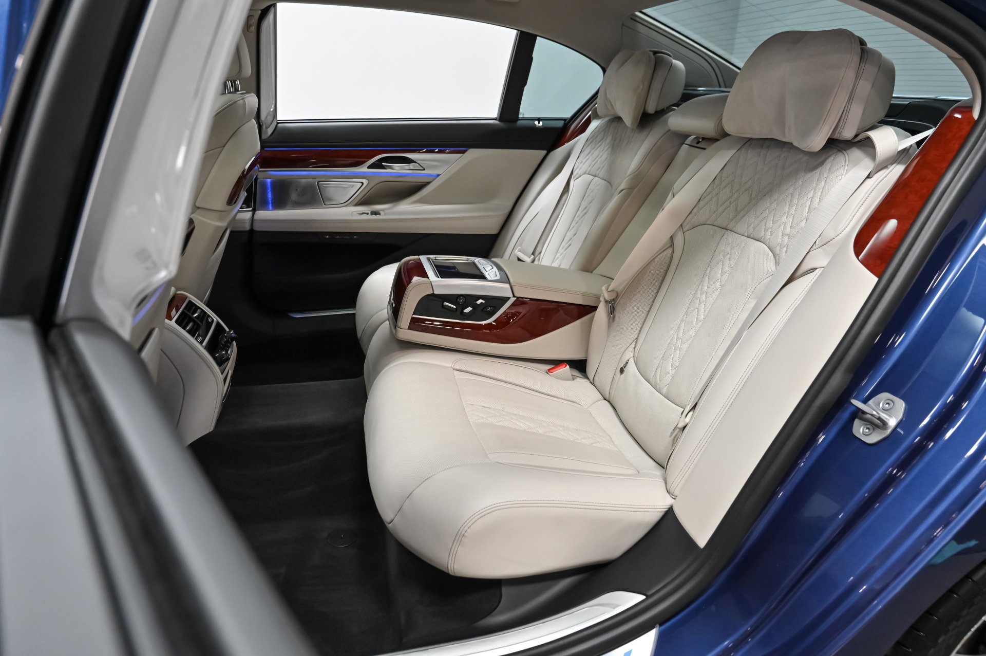 Used 2022 BMW ALPINA B7 xDrive w/ Luxury Rear Seating Package image 33