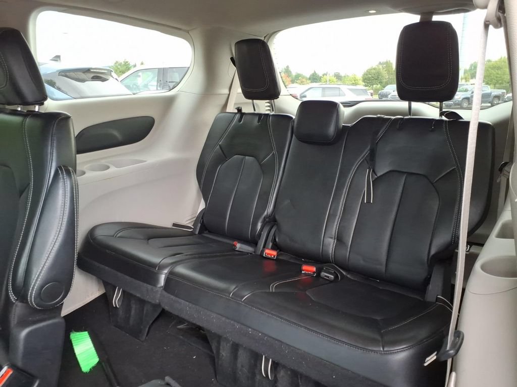 Used 2024 Chrysler Pacifica Touring-L FWD image 11