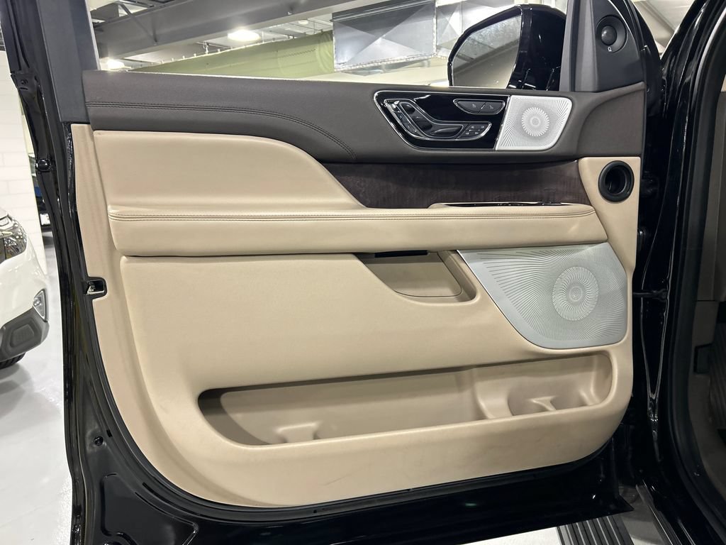 Certified 2023 Lincoln Navigator L Reserve AWD/4WD image 9