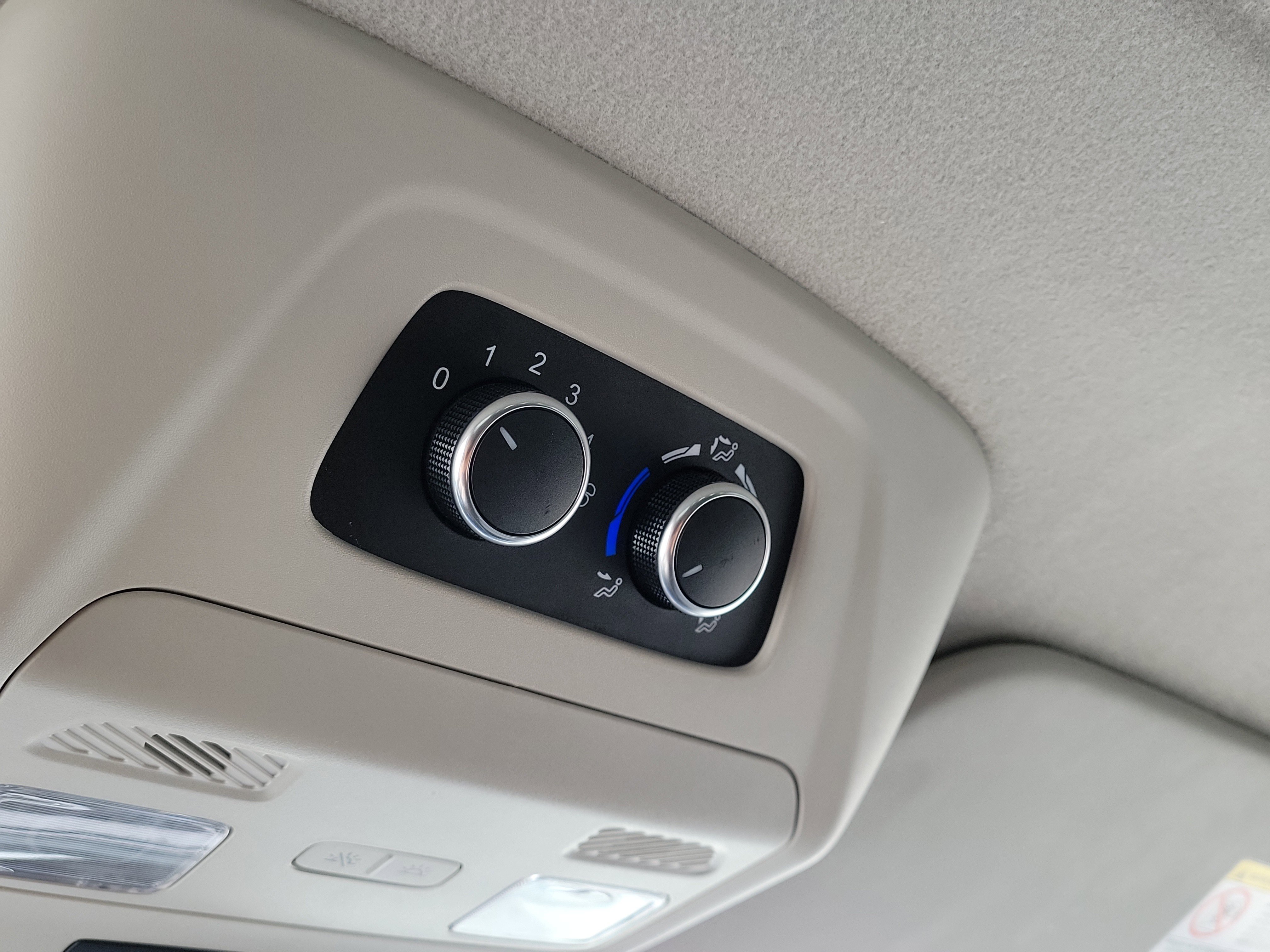 Used 2023 Ford Transit 350 XLT image 25