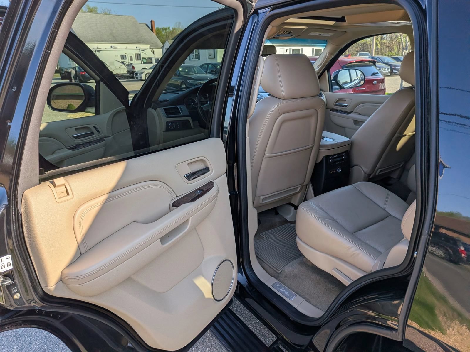 Used 2011 Cadillac Escalade Premium AWD/4WD image 24