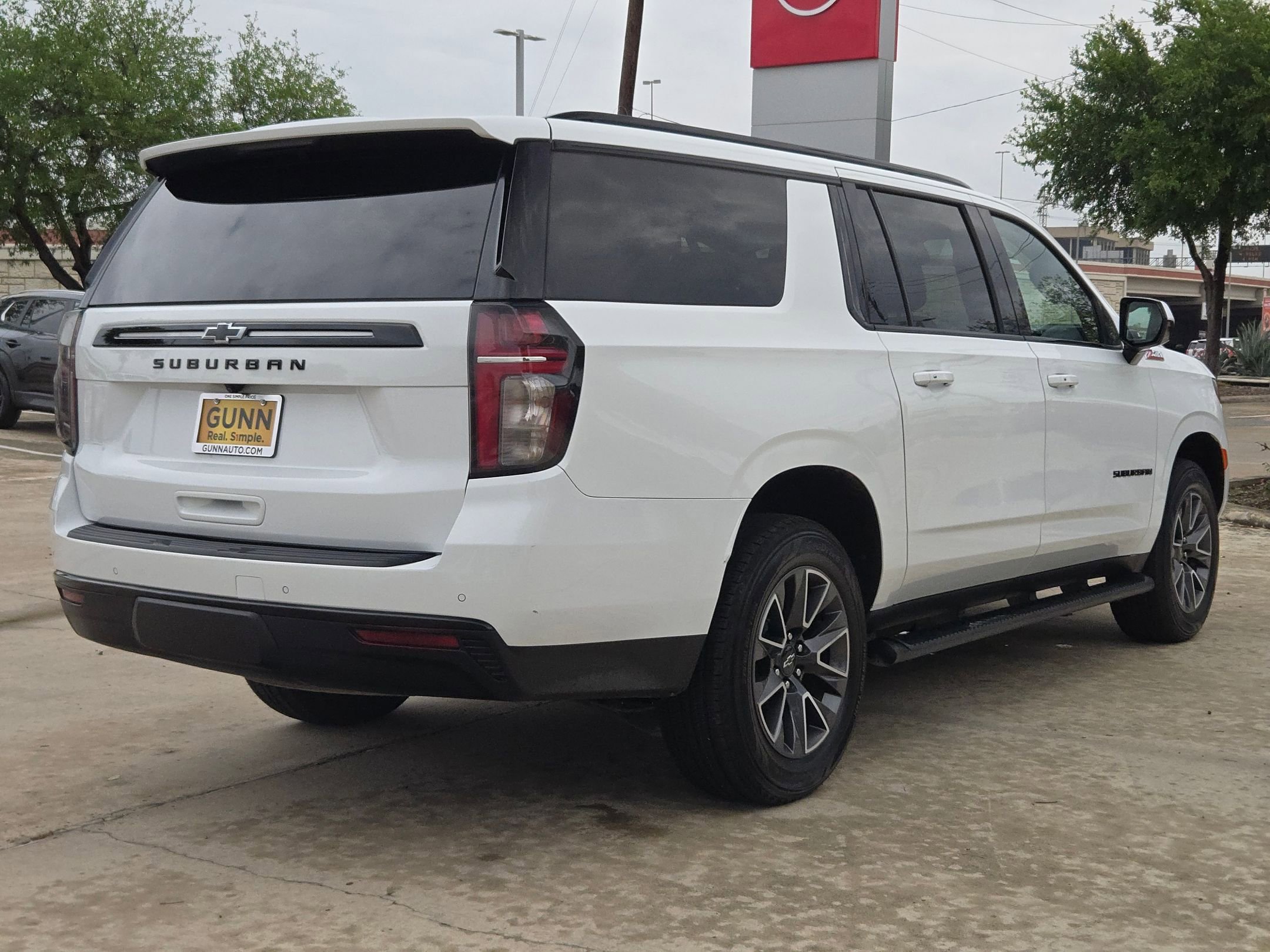 Used 2023 Chevrolet Suburban Z71 AWD/4WD image 3