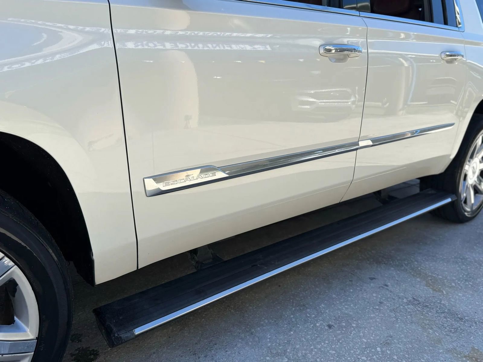 Used 2015 Cadillac Escalade ESV Premium image 11