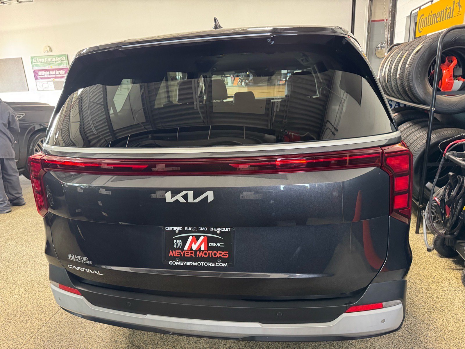 Used 2025 Kia Carnival FWD image 6