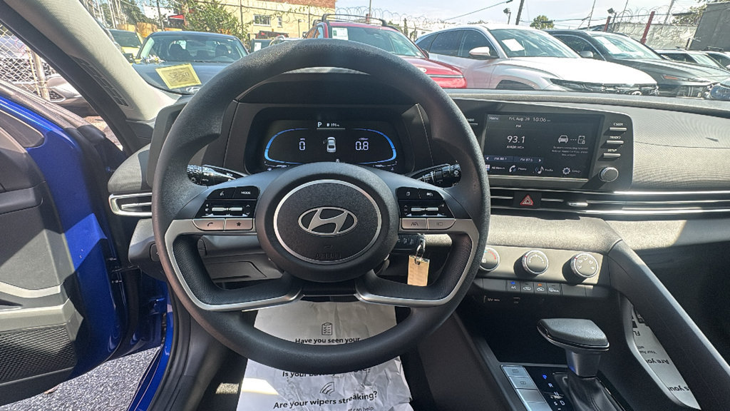 Used 2025 Hyundai Elantra SE FWD image 15