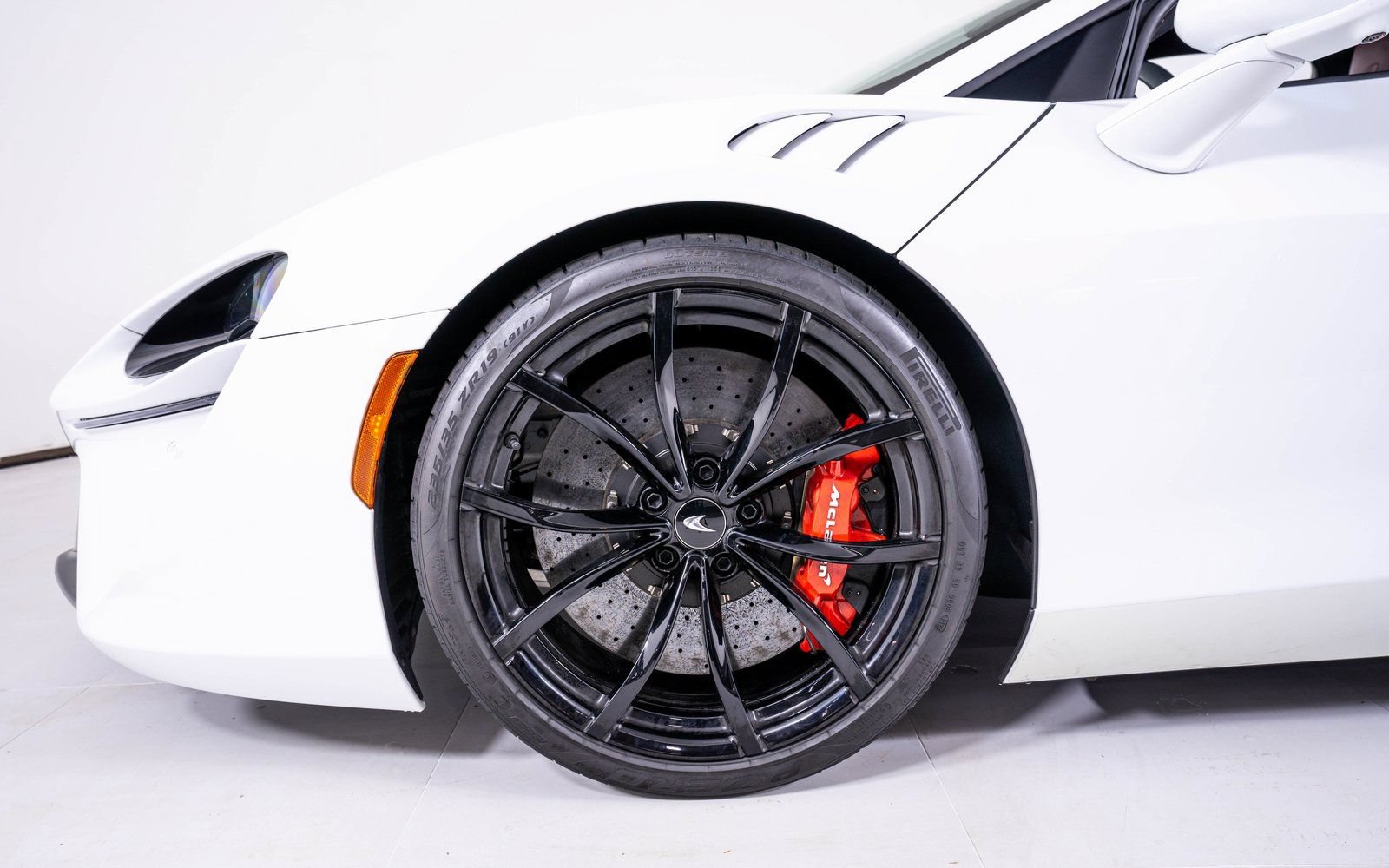 Used 2023 McLaren Artura RWD image 12