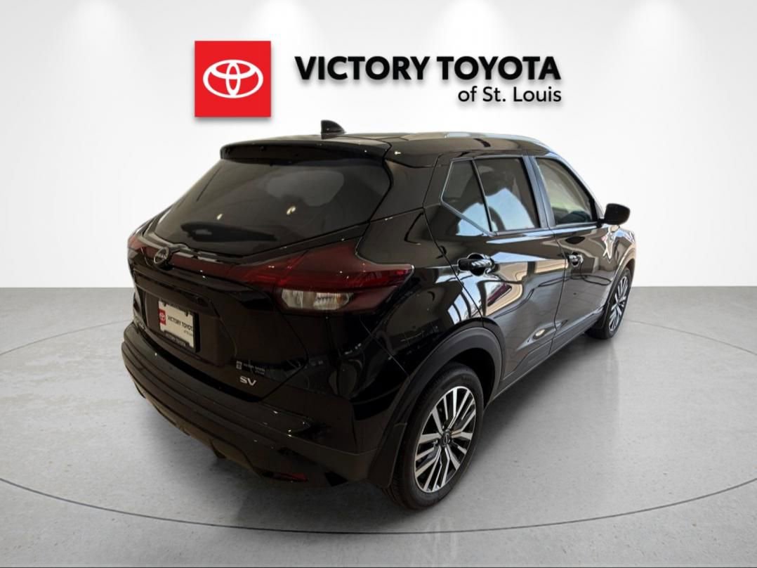 Used 2024 Nissan Kicks SV FWD image 3