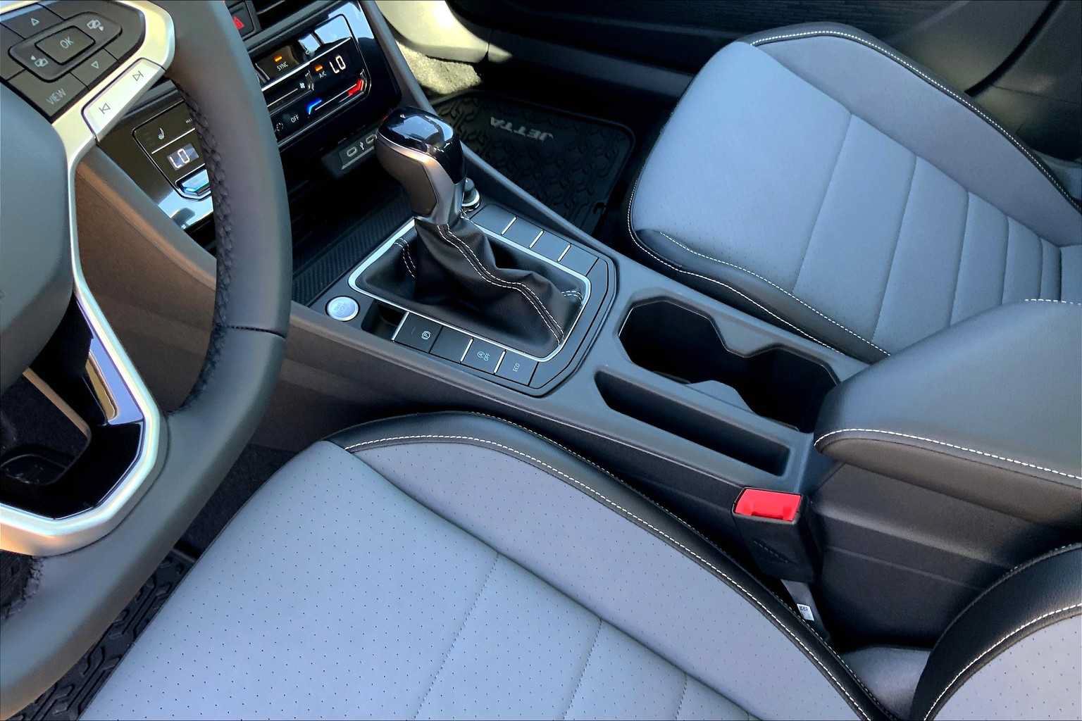 Used 2026 Volkswagen Jetta SE FWD image 7