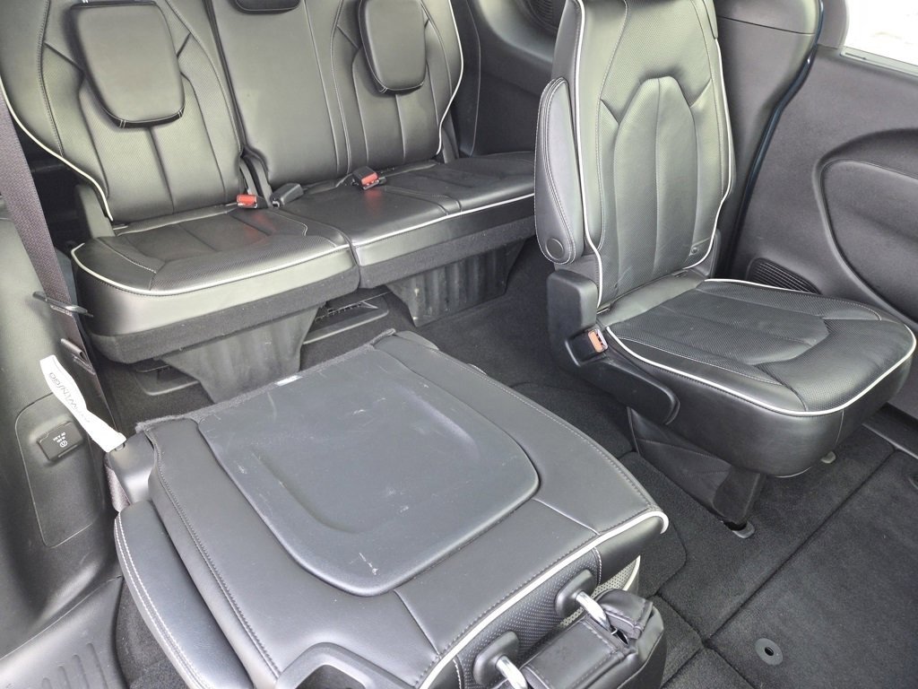 Used 2023 Chrysler Pacifica Limited w/ Uconnect Theater Family Group image 8