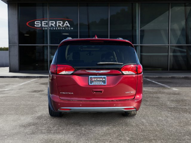 Used 2018 Chrysler Pacifica Limited w/ Tire & Wheel Group FWD image 4