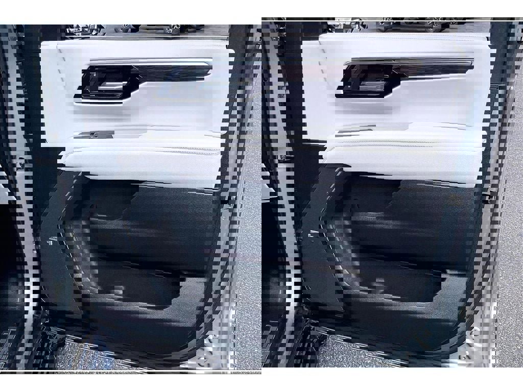 Used 2025 Chevrolet Tahoe Premier AWD/4WD image 25