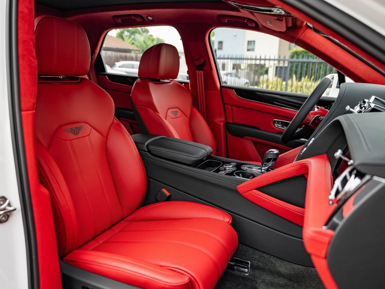 Used 2025 Bentley Bentayga V8 image 28