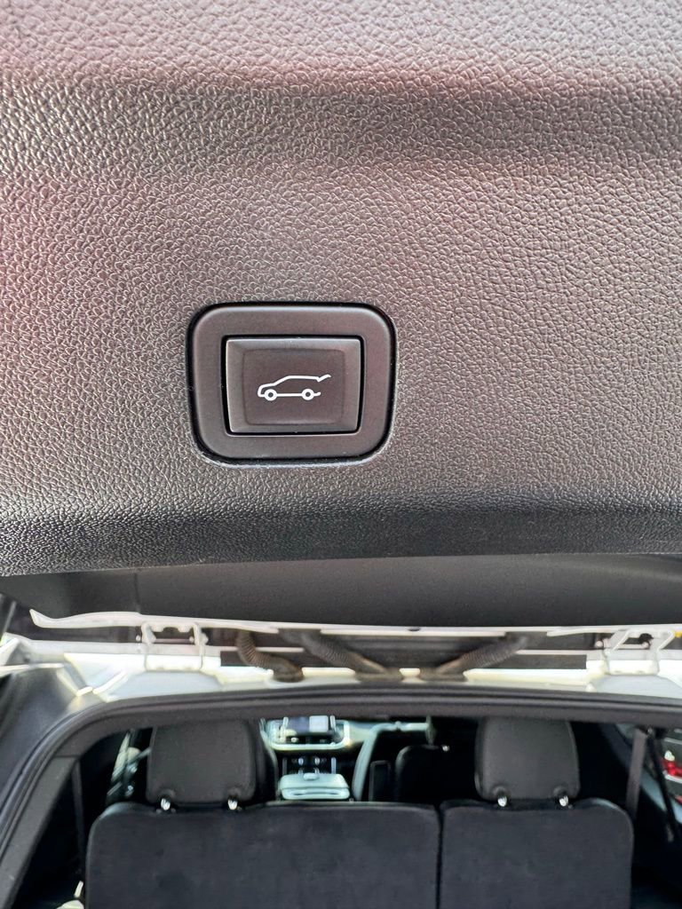Used 2023 Chevrolet Suburban Premier AWD/4WD image 17