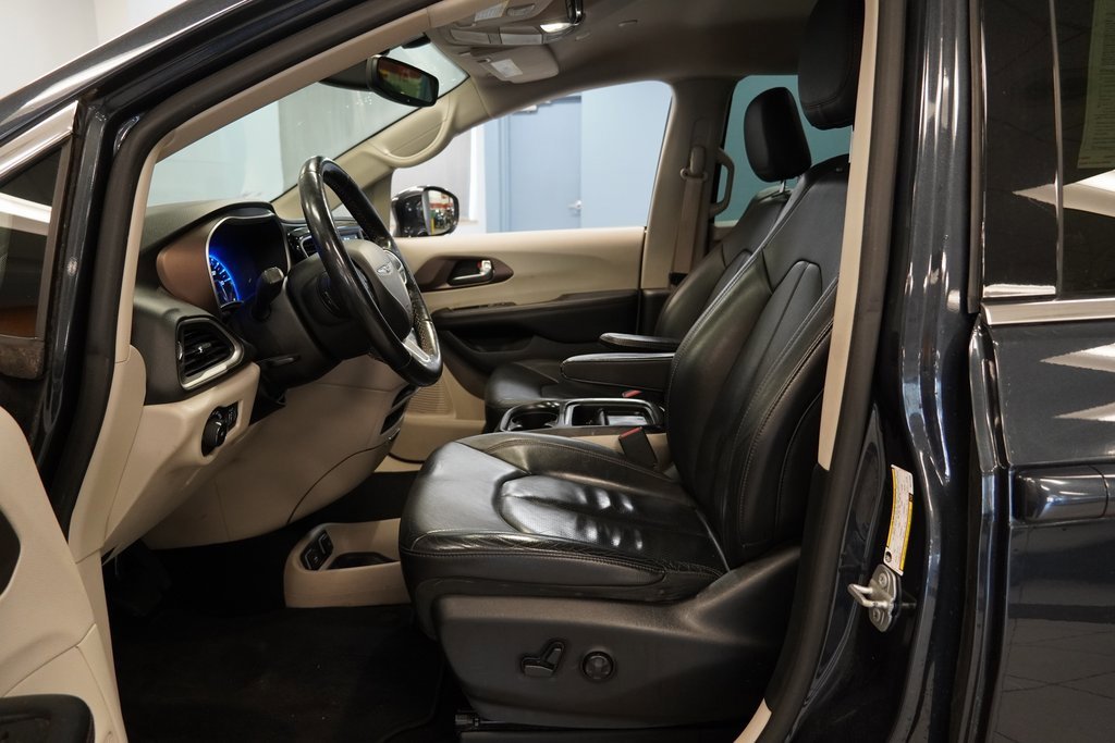 Used 2019 Chrysler Pacifica Touring-L image 5