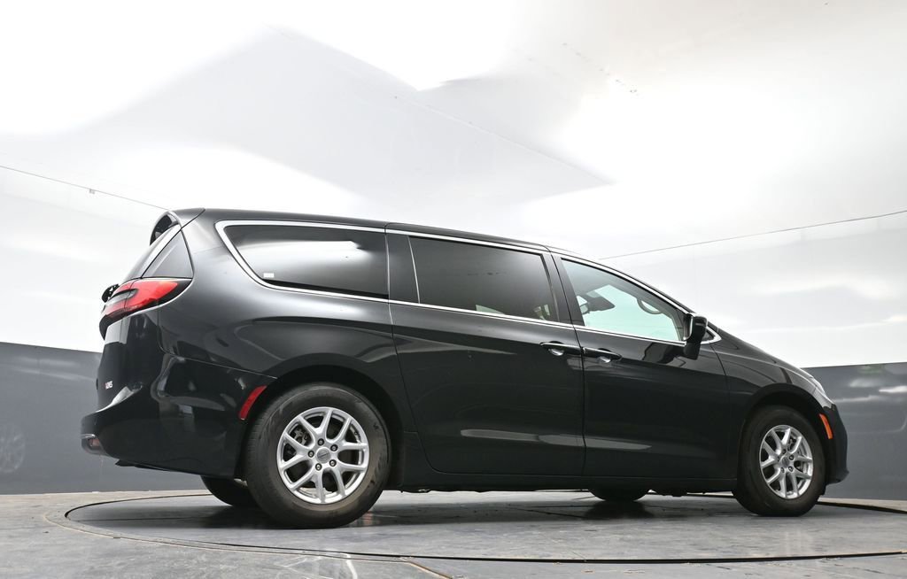 Used 2023 Chrysler Pacifica Touring-L FWD image 51