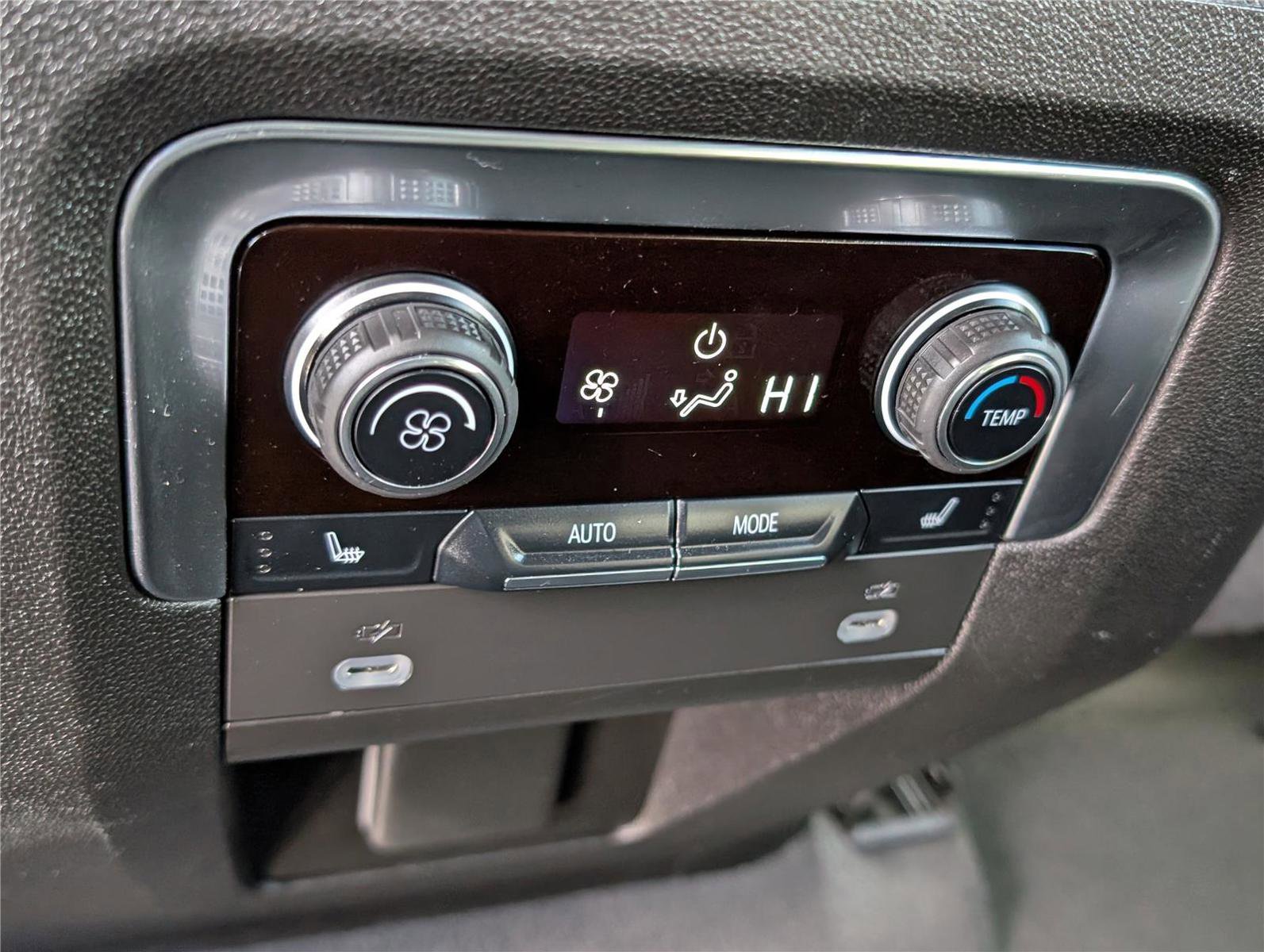 Used 2024 Chevrolet Suburban Premier image 17