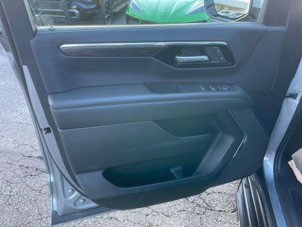 Used 2025 Chevrolet Suburban LS image 9