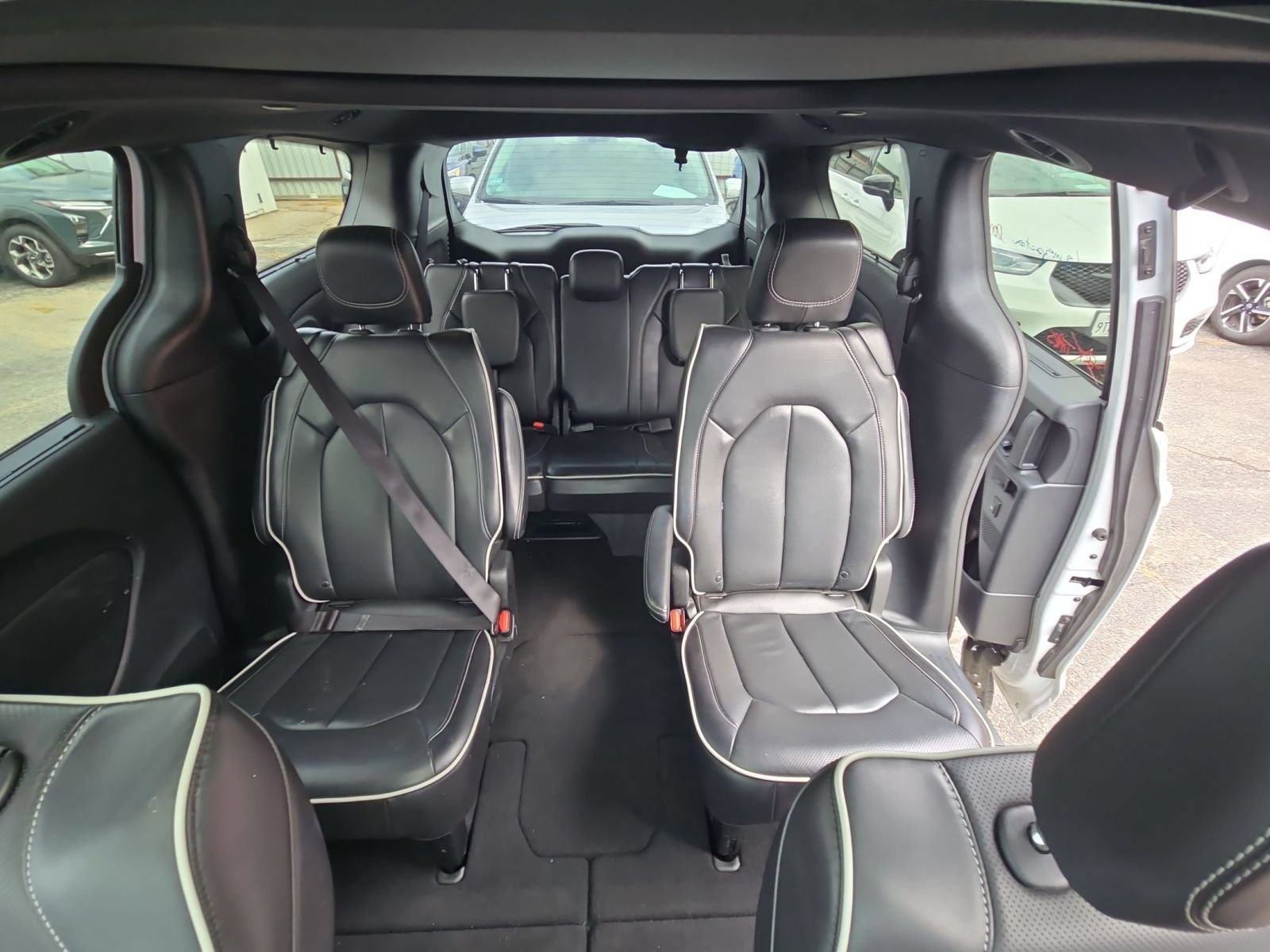 Used 2025 Chrysler Pacifica Limited FWD image 21
