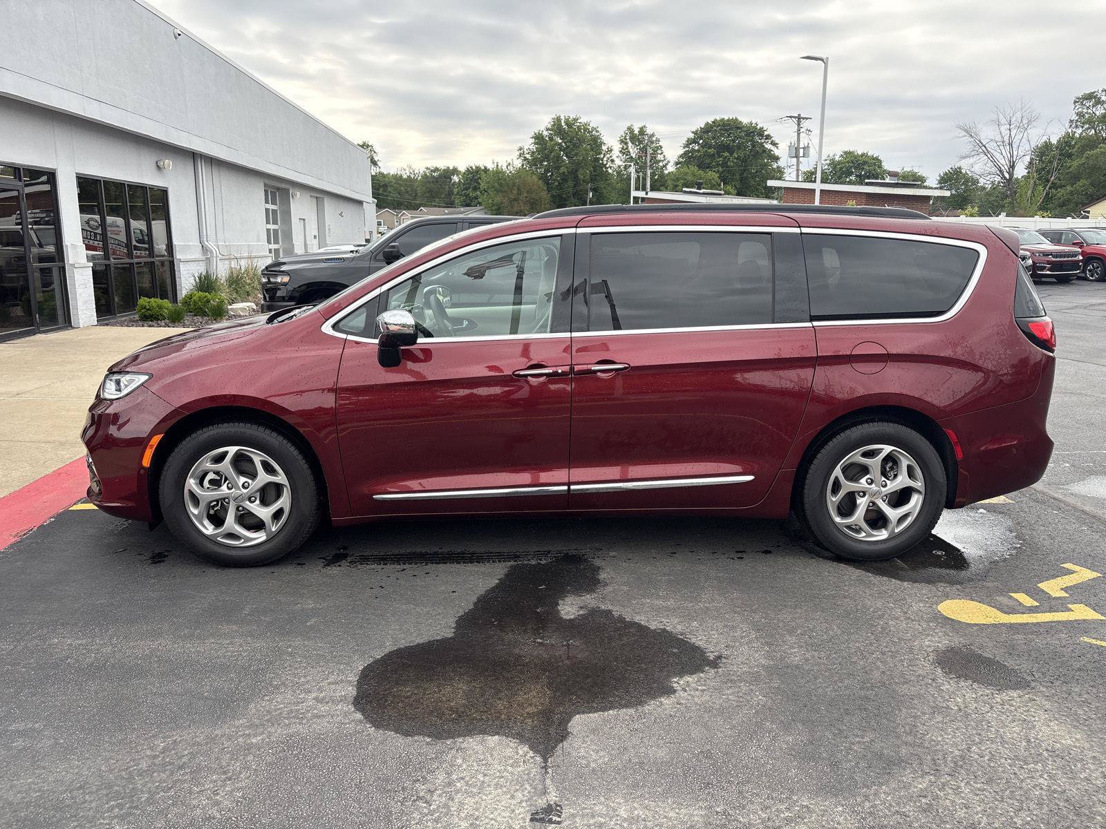 Used 2023 Chrysler Pacifica Limited FWD image 3