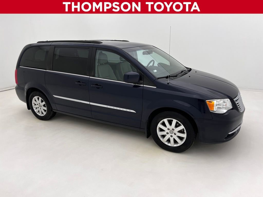 Used 2015 Chrysler Town & Country Touring image 1