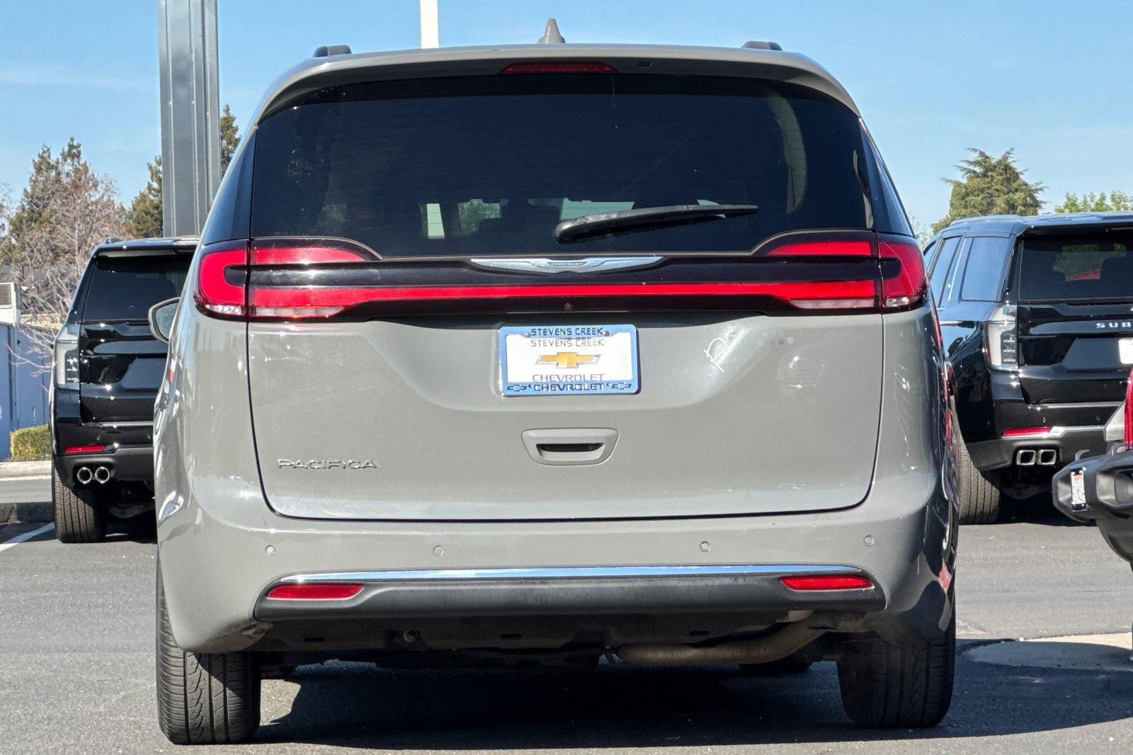 Used 2022 Chrysler Pacifica Touring-L image 6