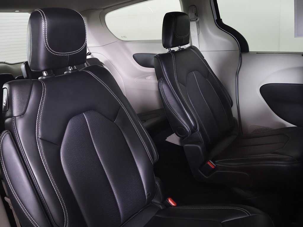 Used 2024 Chrysler Pacifica Touring-L image 32