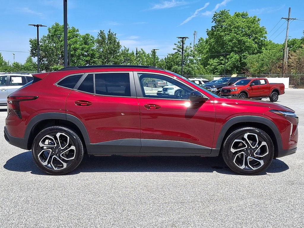 Used 2025 Chevrolet Trax RS w/ Sunroof Package FWD image 10